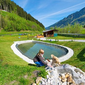 Urlaub-mit-Hund: Mensch und Hund genießen die Natur - Hotel Grimming Dogs & Friends
