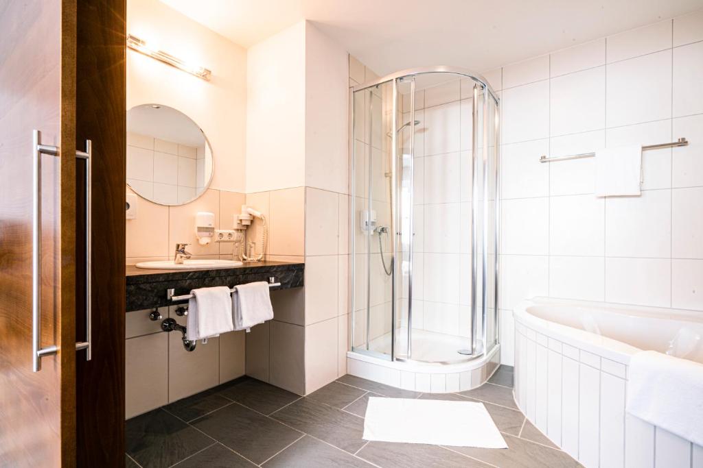 Urlaub-mit-Hund: Badezimmer Junior Suite - Best Western Hotel am Walserberg - Wohnen | Schlafen