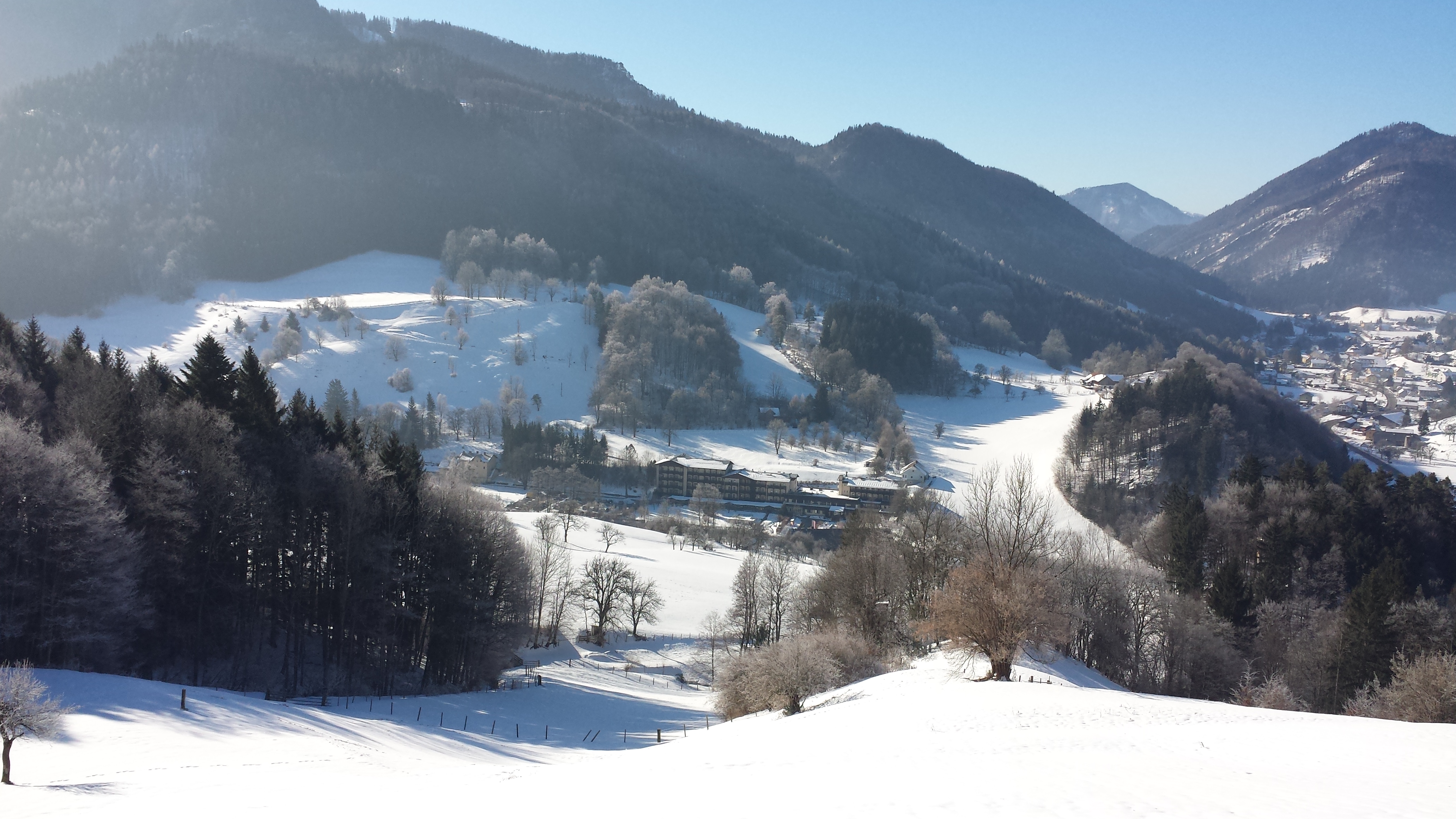 Urlaub-mit-Hund: Winterpanorama - OptimaMed Gesundheitsresort Salzerbad GmbH