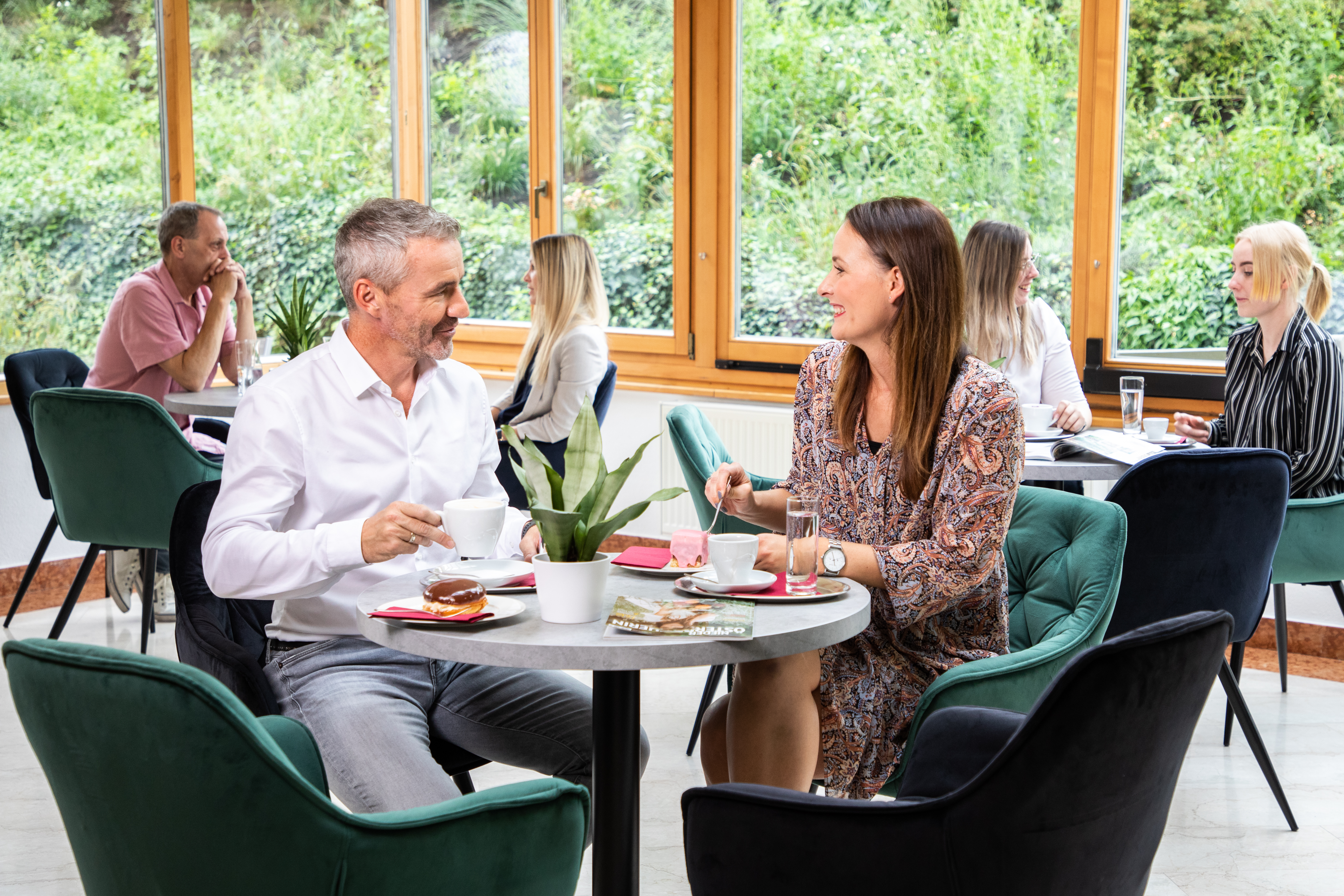 Urlaub-mit-Hund: Café - OptimaMed Gesundheitsresort Salzerbad GmbH