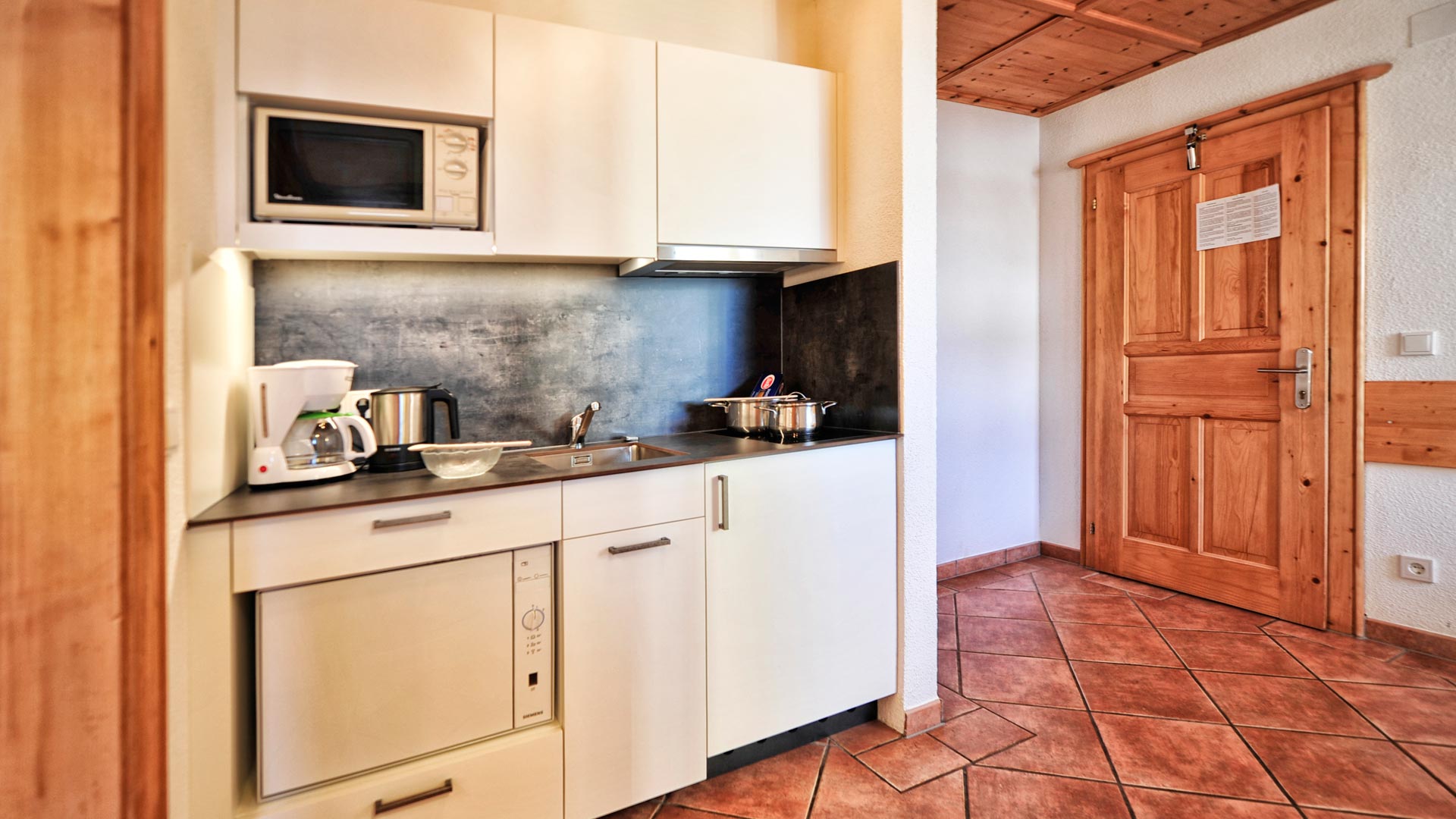 Ferienhaus mit Hund: Vollausgestattete Küche mit E-Herd, Kühlschrank mit Gefrierfach, Spülmaschine, Senseo-Kaffee-Pad-Maschine, Wasserkocher und vieles mehr. - Apart Gabriele Pure Alpin Style & Dog Love