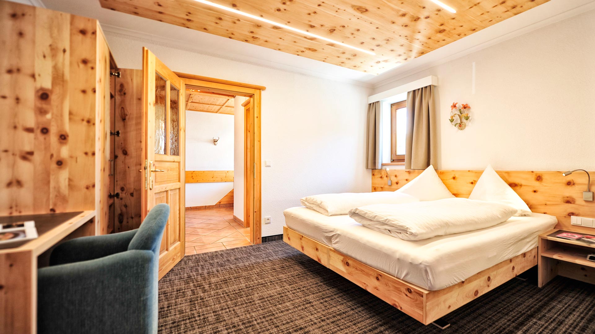 Ferienhaus mit Hund: Schlafzimmer aus Zirbenholz für wunderbare n Schlafgenuss! - Apart Gabriele Pure Alpin Style & Dog Love