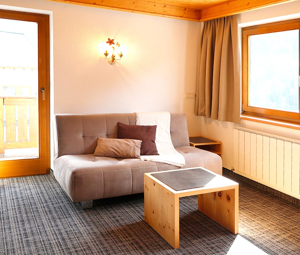 Ferienhaus mit Hund: Gemütliches Wohnzimmer mit Flat-TV (mit Kabelanschluss), Panoramaausblick und Bakon. - Apart Gabriele Pure Alpin Style & Dog Love