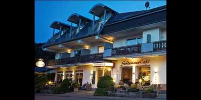 Hundehotel - Unterkunftsart: Hotel - Eifel - NaturPurHotel in Abendstimmung - NaturPurHotel Maarblick