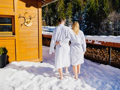 Hundehotel - Doggies: 3 Doggies - Saunaterrasse im Winter - Waldhotel am Notschreipass