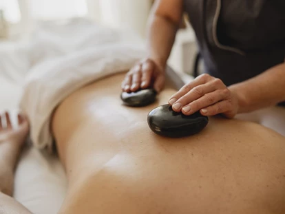 Hundehotel - Doggies: 3 Doggies - Hot Stone Massage im Massagestüble  - Waldhotel am Notschreipass