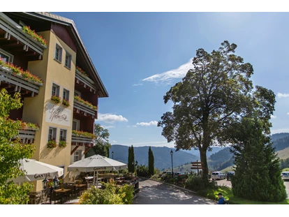 Hundehotel - Doggies: 3 Doggies - Außenansicht mit Biergarten - Berghotel Wiedener Eck