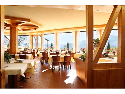 Hundehotel - Doggies: 3 Doggies - Das Panoramarestaurant mit mehr Aussicht geht nicht - Berghotel Wiedener Eck