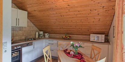 Hundehotel - Hundewiese: nicht eingezäunt - Oberharmersbach - Küche mit Sitzecke - Ferienwohnung Stinneshof