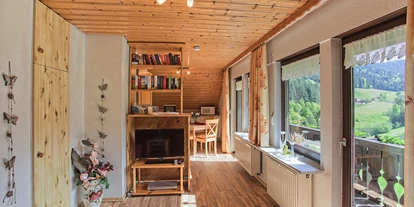 Hundehotel - Hundewiese: nicht eingezäunt - Oberharmersbach - Blick vom Wohnzimmer in die Eßküche - Ferienwohnung Stinneshof