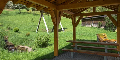 Hundehotel - Hundewiese: nicht eingezäunt - Oberharmersbach - Sitzecke im Garten - Ferienwohnung Stinneshof