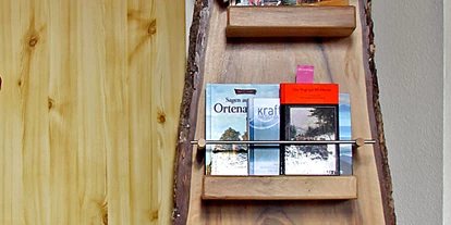 Hundehotel - Hundewiese: nicht eingezäunt - Oberharmersbach - Informations und Bücherbrett - Ferienwohnung Stinneshof