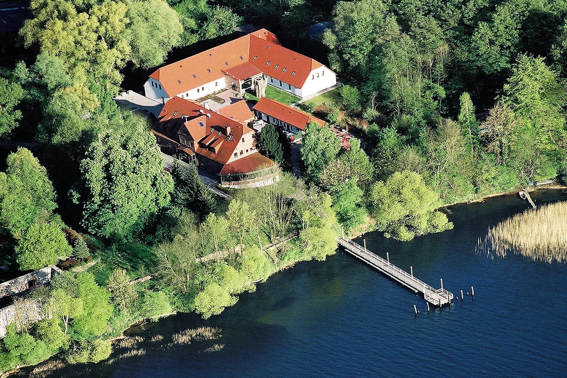 Urlaub-mit-Hund: Mit direktem Zugang zum Anlegesteg - Seehotel Heidehof