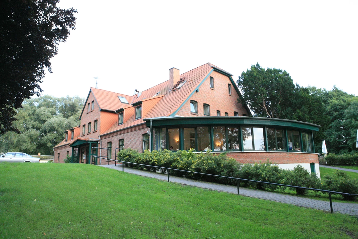 Urlaub-mit-Hund: Außenansicht des Wintergarten - Seehotel Heidehof