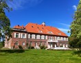 Urlaub-mit-Hund: Sudseite des Schlosses mit Park  - Schloss Pütnitz