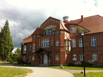 Hundehotel - Pools: Schwimmteich - Nordseite Schloss Pütnitz - Schloss Pütnitz