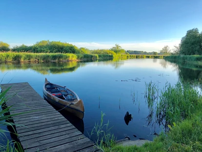 Hundehotel - Pools: Schwimmteich - Idylle an der Recknitz am Schlosssteg  - Schloss Pütnitz