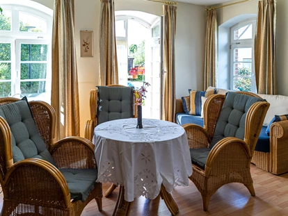 Hundehotel - Pools: Schwimmteich - Igelburg - Wohnbereich - Schloss Pütnitz