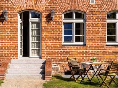 Hundehotel - Pools: Schwimmteich - Igelburg - Terrasse - Schloss Pütnitz