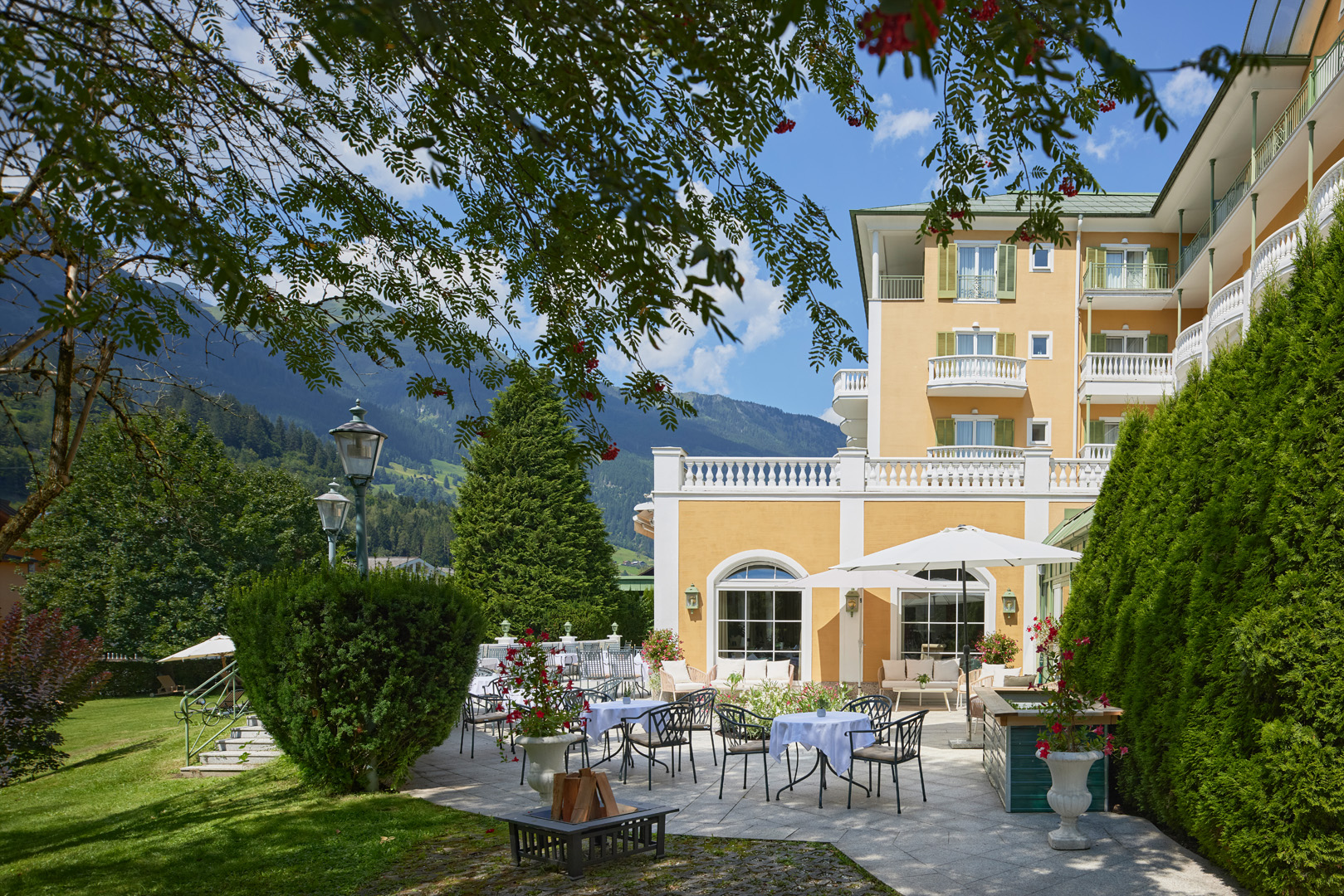Hundehotel - Sankt Martin am Tennengebirge - Sonnenterrasse mit Gartenblick - Das Alpenhaus Gasteinertal