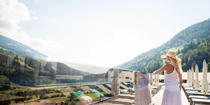 Hundehotel - Pools: Schwimmteich - Quellenhof Luxury Resort Passeier