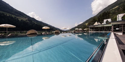 Hundehotel - Pools: Schwimmteich - Quellenhof Luxury Resort Passeier