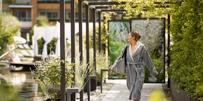 Hundehotel - Pools: Schwimmteich - Quellenhof Luxury Resort Passeier