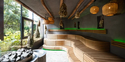 Hundehotel - Pools: Schwimmteich - Quellenhof Luxury Resort Passeier
