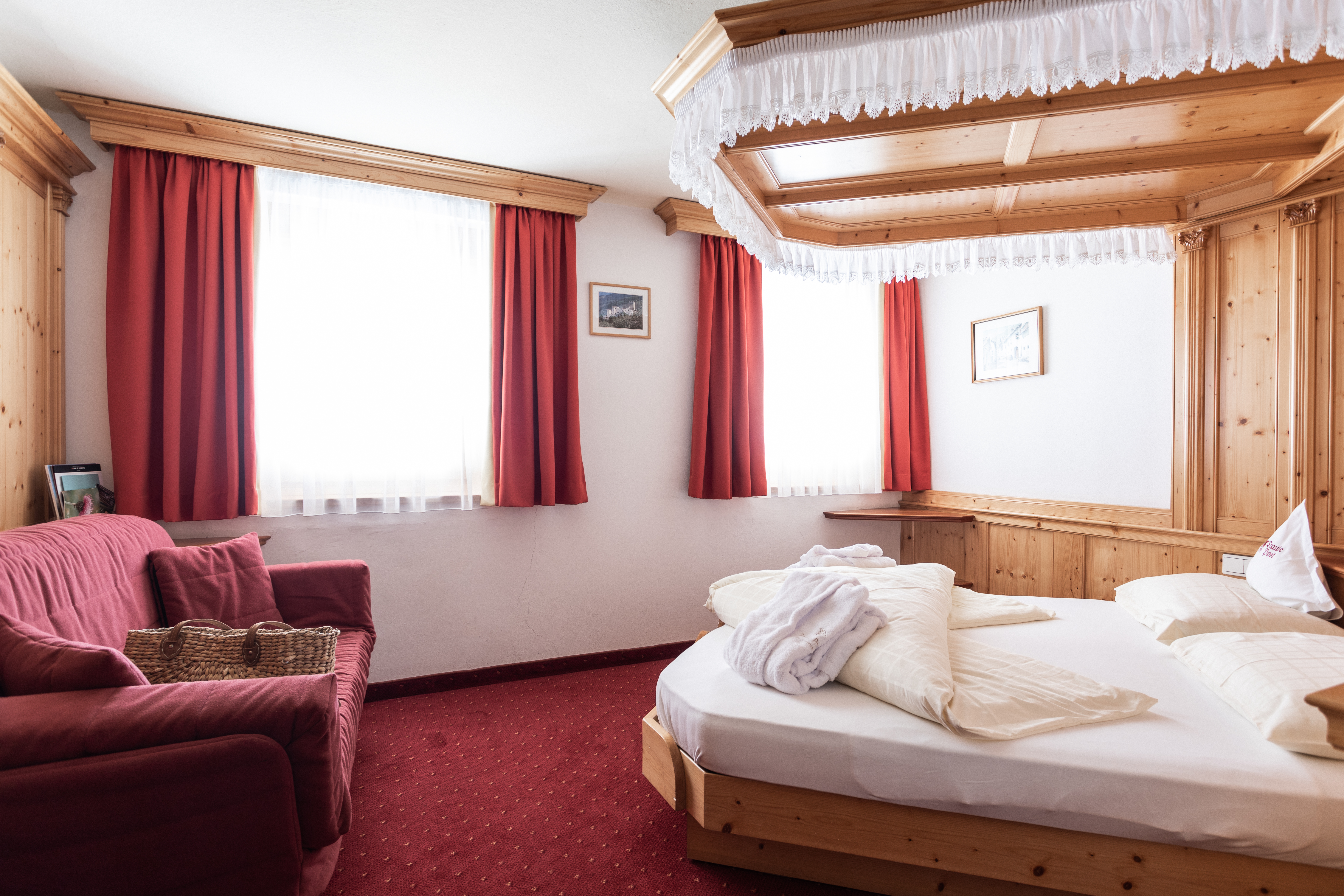 Aktiv und Wellnesshotel Traube Post Zimmerkategorien Himmelbettzimmer Valmenor