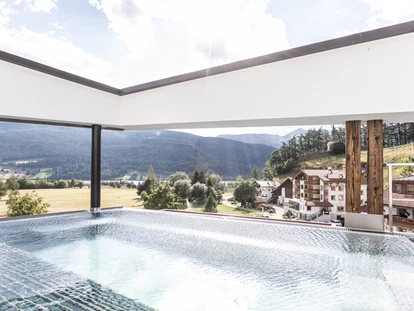 Hundehotel - Ladis - Infinity-Skywhirlpool  - Aktiv und Wellnesshotel Traube Post