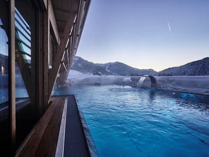 Hundehotel - Pools: Schwimmteich - Winterliche Aussicht aus dem Infinity-Pool in die Allgäuer Berge - HUBERTUS MOUNTAIN REFUGIO ALLGÄU