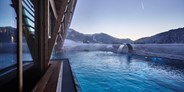 Hundehotel - PLZ 6762 (Österreich) - Winterliche Aussicht aus dem Infinity-Pool in die Allgäuer Berge - HUBERTUS MOUNTAIN REFUGIO ALLGÄU