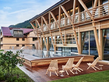 Hundehotel - Pools: Schwimmteich - Infinity-Pool - HUBERTUS MOUNTAIN REFUGIO ALLGÄU