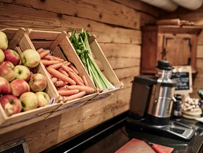 Hundehotel - Pools: Schwimmteich - Frühstücksbuffet - HUBERTUS MOUNTAIN REFUGIO ALLGÄU