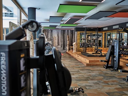 Hundehotel - Pools: Schwimmteich - Mountain Move Fitnessbereich - HUBERTUS MOUNTAIN REFUGIO ALLGÄU