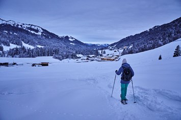 Urlaub-mit-Hund: Schneeschuhwandern in Balderschwang - HUBERTUS MOUNTAIN REFUGIO ALLGÄU