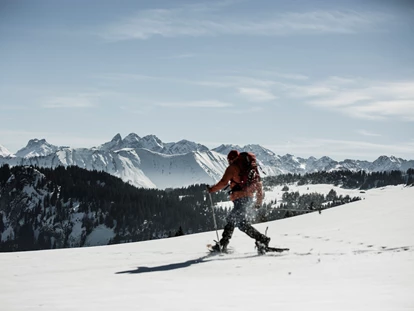 Hundehotel - Pools: Schwimmteich - Schneeschuhwandern in Balderschwang - HUBERTUS MOUNTAIN REFUGIO ALLGÄU