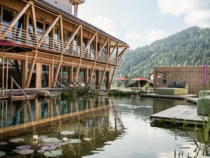 Hundehotel - Pools: Schwimmteich - Wellnessbereich Mountain Spring Spa mit Naturbadesee - HUBERTUS MOUNTAIN REFUGIO ALLGÄU