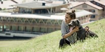 Hundehotel - Doggies: 4 Doggies - PLZ 6611 (Österreich) - Wiese vor dem Wellnesshotel HUBERTUS Mountain Refugio Allgäu in Balderschwang  - HUBERTUS MOUNTAIN REFUGIO ALLGÄU