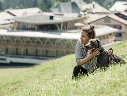 Hundehotel - Pools: Schwimmteich - Wiese vor dem Wellnesshotel HUBERTUS Mountain Refugio Allgäu in Balderschwang  - HUBERTUS MOUNTAIN REFUGIO ALLGÄU