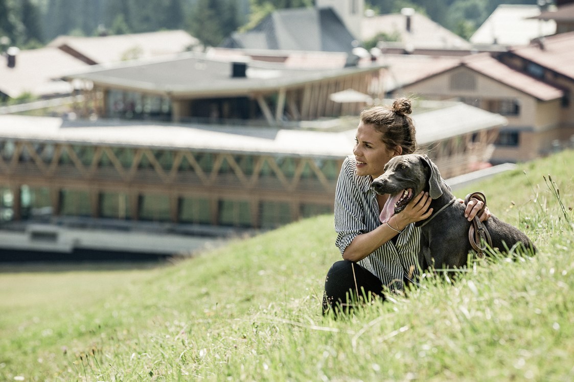 Urlaub-mit-Hund: Wiese vor dem Wellnesshotel HUBERTUS Mountain Refugio Allgäu in Balderschwang  - HUBERTUS MOUNTAIN REFUGIO ALLGÄU