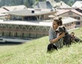 Urlaub-mit-Hund: Wiese vor dem Wellnesshotel HUBERTUS Mountain Refugio Allgäu in Balderschwang  - HUBERTUS MOUNTAIN REFUGIO ALLGÄU