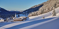 Hundehotel - Pools: Infinity Pool - Winterliche Ansicht auf das Balderschwanger Tal - HUBERTUS MOUNTAIN REFUGIO ALLGÄU