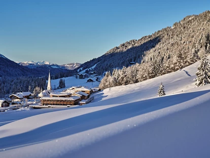 Hundehotel - Pools: Schwimmteich - Winterliche Ansicht auf das Balderschwanger Tal - HUBERTUS MOUNTAIN REFUGIO ALLGÄU