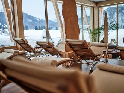 Hundehotel - Pools: Schwimmteich - Ruheraum Sauna - HUBERTUS MOUNTAIN REFUGIO ALLGÄU
