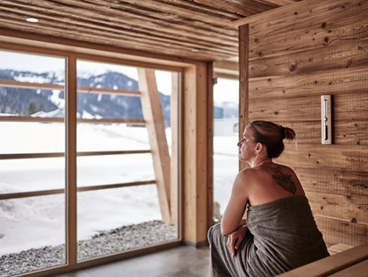 Hundehotel - Pools: Schwimmteich - Panorama Sauna im Winter - HUBERTUS MOUNTAIN REFUGIO ALLGÄU