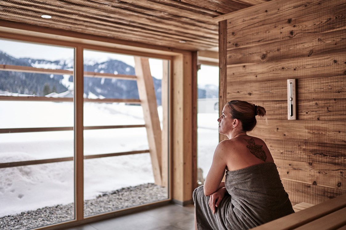 Urlaub-mit-Hund: Panorama Sauna im Winter - HUBERTUS MOUNTAIN REFUGIO ALLGÄU