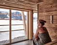 Urlaub-mit-Hund: Panorama Sauna im Winter - HUBERTUS MOUNTAIN REFUGIO ALLGÄU