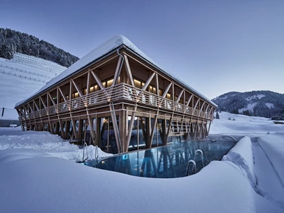 Hundehotel - Pools: Schwimmteich - Mountain Spring Spa im Winter - HUBERTUS MOUNTAIN REFUGIO ALLGÄU