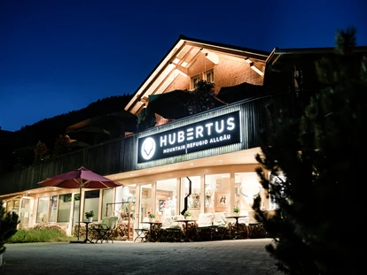 Hundehotel - Pools: Schwimmteich - Außenansicht - HUBERTUS MOUNTAIN REFUGIO ALLGÄU